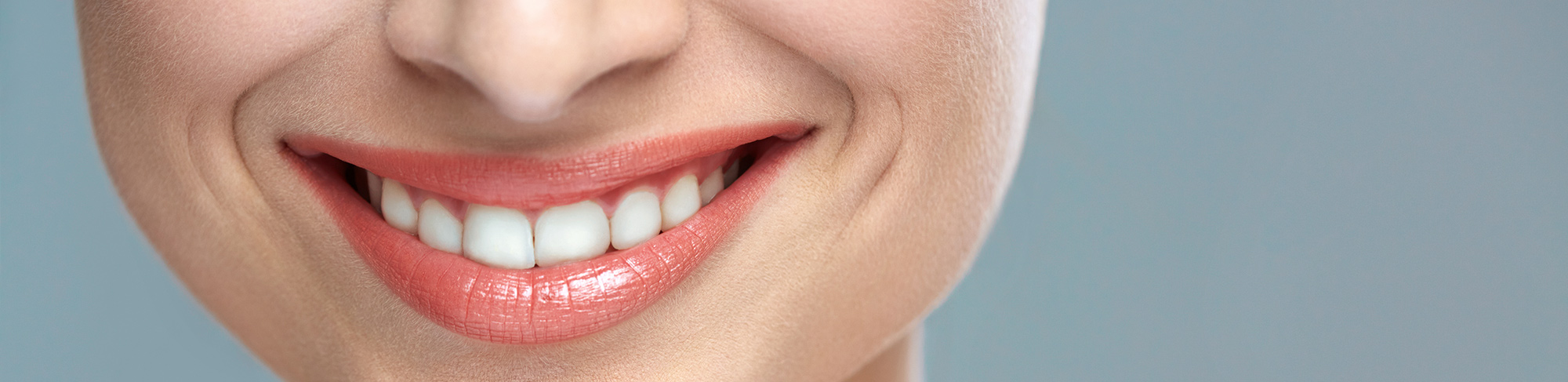 Für ein strahlendes Lächeln – so pflegen Sie Ihre Zahnimplantate richtig