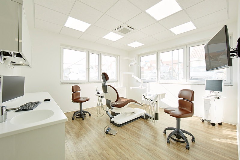 Moderne Geräte, ein geschultes Team und freundliche Räumlichkeiten bei Ihrem Zahnarzt nahe Haßloch.